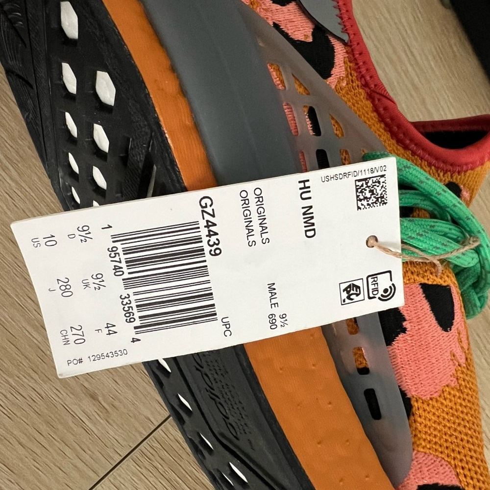 PHARRELL AND ADIDAS ORIGINALS - Picture 4 of 5